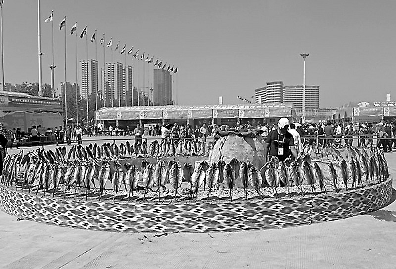 在新疆舉行 第三屆絲綢之路國際食品展覽會(圖1) 本報訊5月26日,第三屆絲綢之路國際食品展覽交易會暨第六屆中國新疆國際餐飲文化博覽會(“食品展交會”)在新疆維吾爾自治區烏魯木齊市國際會展中心開幕。本屆食品展交會以“交流、交易、交融”為主題,由“展、會、賽、演”系列活動構成,展覽展示面積達6萬平方米。