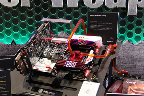 極致競技體驗 宇瞻電腦展電競解決方案(圖2) 存儲方面,宇瞻雙接口的AS720 SSD,可以提供極致高效處理速度,滿足玩家需求以及多元應用。例如:可搭配高階錄像機直接外接使用,進行4K ProRes格式并實時進行剪輯或調光。