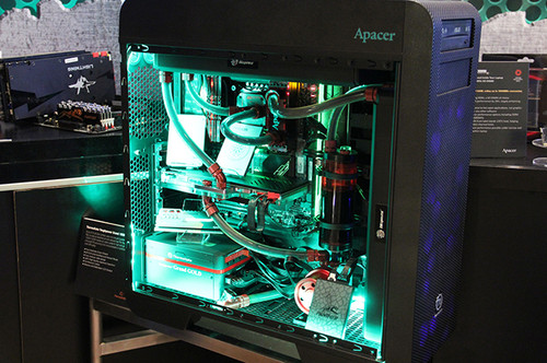 極致競技體驗 宇瞻電腦展電競解決方案(圖3) 存儲方面,宇瞻雙接口的AS720 SSD,可以提供極致高效處理速度,滿足玩家需求以及多元應用。例如:可搭配高階錄像機直接外接使用,進行4K ProRes格式并實時進行剪輯或調光。