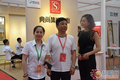 嘉興展 未來將是“頂墻地一體化”的時代(圖2) 東方衛(wèi)視主持人張宏霞女士到訪