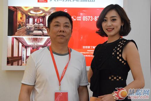 嘉興展 未來將是“頂墻地一體化”的時代(圖3) 東方衛(wèi)視主持人張宏霞女士與典尚總經(jīng)理沈林祥合影