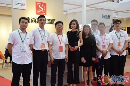 嘉興展 未來將是“頂墻地一體化”的時代(圖4) 東方衛(wèi)視主持人張宏霞女士與典尚全體工作人員合影