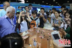 ＂十二五＂科技創(chuàng)新成就展 千人記者團(tuán)體驗(yàn)科技