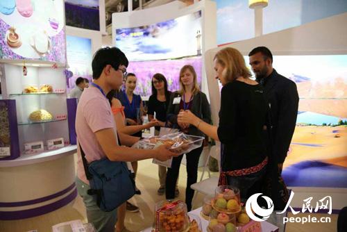 金昌旅游商品驚艷亮相絲綢之路旅游產品展(圖5) 外商品嘗金昌特色美食