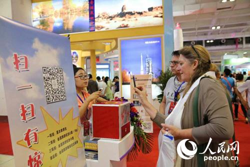 金昌旅游商品驚艷亮相絲綢之路旅游產品展(圖4) 外商參與金昌現場掃碼活動