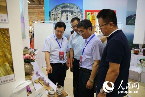 金昌旅游商品驚艷亮相絲綢之路旅游產品展(圖2) 金昌市領導參觀展館
