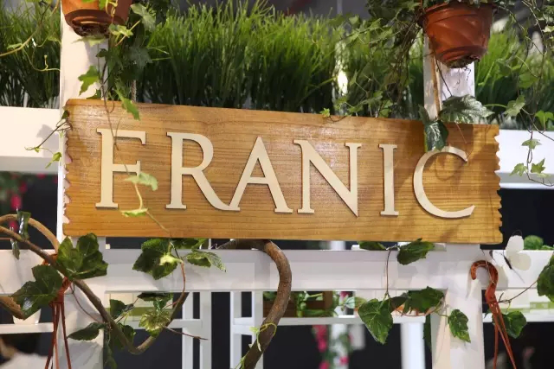 上海美博會法蘭琳卡自然護膚引領護膚新風尚(圖1) 與此同時,法蘭琳卡營銷事業中心總經理程英奇表示,目前國內渠道的化妝品牌必須創新。傳統的功效性護膚品和基礎護膚品過于同質化,現在人們越來越注重健康純凈、溫和的護膚產品,更多的消費者更是將眼光投到了自然護膚上,而國內自然護膚的品牌發展相對較慢,使得消費者更傾向于國外品牌。所以企業想有一個好的發展,必須從傳統里跳出來。