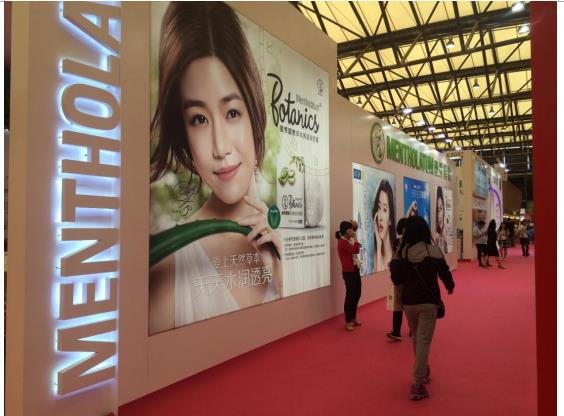 曼秀雷敦攜草本美容液面膜亮相美博會(圖3) “堅(jiān)持那些不被看見的”—曼秀雷敦攜草本美容液面膜亮相美博會