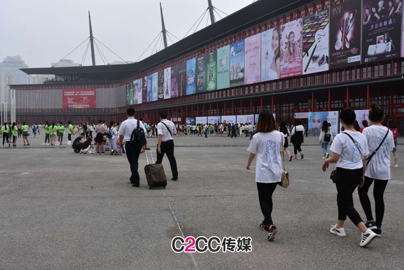 743196037190331212.jpg 祛斑神器芊小白,如何在鄭州美博會上脫穎而出(圖1)