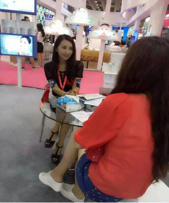 斕斕攜米媛光感面膜走進美博會(圖3) 斕斕攜米媛光感面膜走進美博會(圖3)