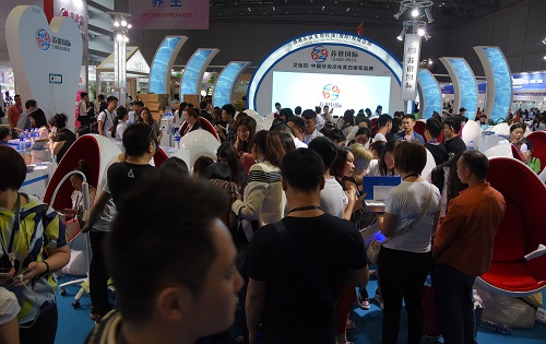 火爆的蘇琪展館 艾絲拉冷光美牙儀——美博會新寵(圖1)