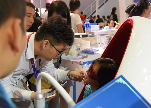 現場操作-牙齒比色 艾絲拉冷光美牙儀——美博會新寵(圖3)