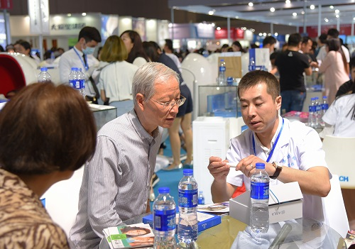 年過花甲老人咨詢美牙儀 艾絲拉冷光美牙儀——美博會新寵(圖2)