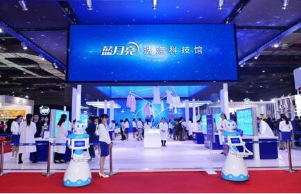 藍(lán)月亮璀璨亮相美博會(huì) 推動(dòng)中國(guó)洗滌劑濃縮化進(jìn)(圖1) 美博會(huì)創(chuàng)辦人、中華全國(guó)工商聯(lián)合會(huì)美容化妝品業(yè)商會(huì)會(huì)長(zhǎng)馬婭女士參觀藍(lán)月亮洗滌科技館后接受媒體采訪,盛贊藍(lán)月亮卓越的創(chuàng)新精神和高度的社會(huì)責(zé)任感。