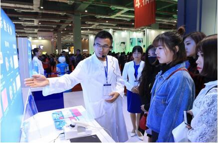 藍(lán)月亮璀璨亮相美博會(huì) 推動(dòng)中國(guó)洗滌劑濃縮化進(jìn)(圖4) 美博會(huì)創(chuàng)辦人、中華全國(guó)工商聯(lián)合會(huì)美容化妝品業(yè)商會(huì)會(huì)長(zhǎng)馬婭女士參觀藍(lán)月亮洗滌科技館后接受了媒體采訪。馬婭表示,在眾多洗滌品牌中,藍(lán)月亮是最專業(yè)的,藍(lán)月亮具有卓越的創(chuàng)新精神和高度的社會(huì)責(zé)任感,代表了本屆美博會(huì)創(chuàng)新和創(chuàng)業(yè)的意義。