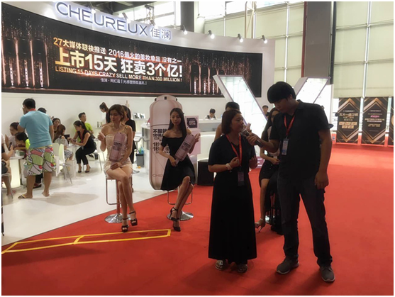 佳瀾網紅霜閃耀亮相美博會引爆全場(圖1) 佳瀾網紅霜閃耀亮相美博會引爆全場(圖1)