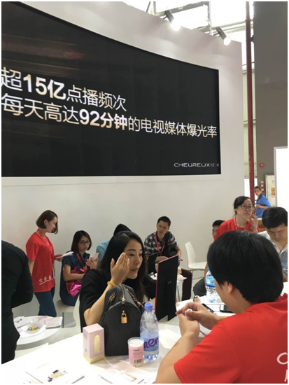 佳瀾網紅霜閃耀亮相美博會引爆全場(圖4) 佳瀾網紅霜閃耀亮相美博會引爆全場(圖4)