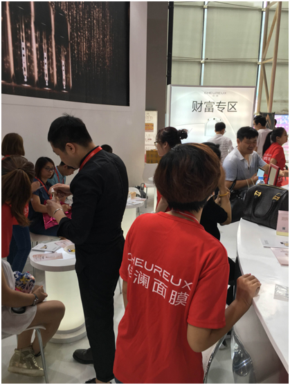 佳瀾網紅霜閃耀亮相美博會引爆全場(圖3) 佳瀾網紅霜閃耀亮相美博會引爆全場(圖3)