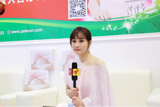 瓊女郎陳德容驚現廣州美博會現場玩自拍(圖3) 瓊女郎陳德容驚現廣州美博會現場玩自拍(圖3)