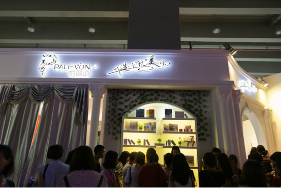 瓊女郎陳德容驚現廣州美博會現場玩自拍(圖6) 瓊女郎陳德容驚現廣州美博會現場玩自拍(圖6)