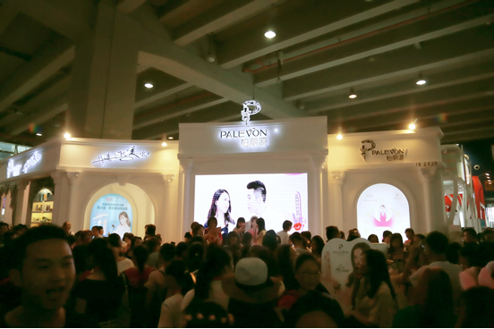 瓊女郎陳德容驚現廣州美博會現場玩自拍(圖2) 瓊女郎陳德容驚現廣州美博會現場玩自拍(圖2)