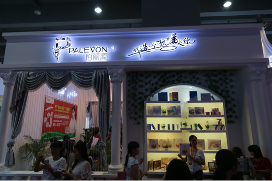 瓊女郎陳德容驚現廣州美博會現場玩自拍(圖5) 瓊女郎陳德容驚現廣州美博會現場玩自拍(圖5)