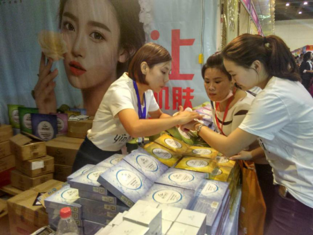 尹潤(rùn)姬現(xiàn)身2016鄭州國(guó)際美博會(huì) 明星產(chǎn)品引搶購(gòu)(圖3) 尹潤(rùn)姬現(xiàn)身2016鄭州國(guó)際美博會(huì) 明星產(chǎn)品引搶購(gòu)