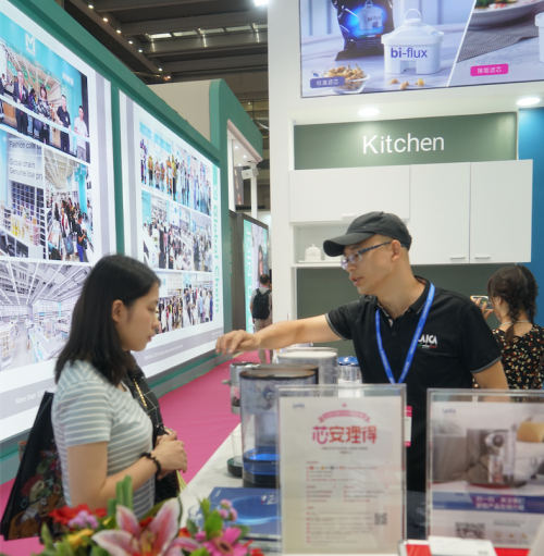 深圳禮品展眾星云集 凈飲機(jī)又成鎮(zhèn)場(chǎng)神器(圖6) 深圳禮品展眾星云集 凈飲機(jī)又成鎮(zhèn)場(chǎng)神器